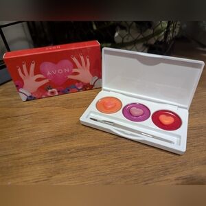 AVON 3 KISSES LIP PALETTE   LIMITED EDITION   LIP GLOSS  0.12 OZ TOTAL